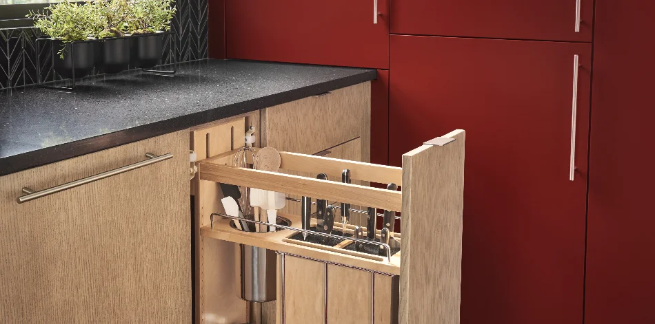 Kitchen cabinets with two-tone colors